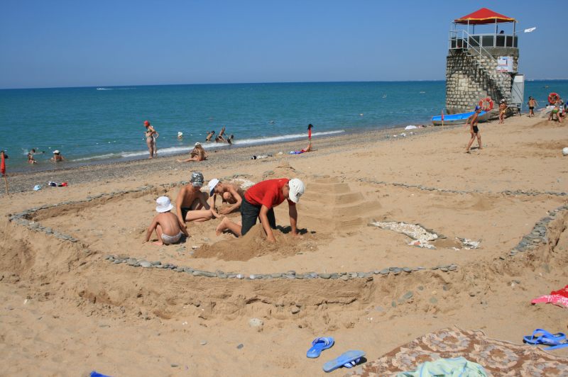 Пляж с чистой водой в Прибрежном, Саки